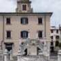 Da Ponte Fountain. The current fountain dates from 1666, replacing an older one on the same site. Its superstructure is in the shape of a bridge, surmounting an octagonal water basin surrounded by fifteen pilasters, each bearing the arms of local noble families who had contributed funds toward the fountain